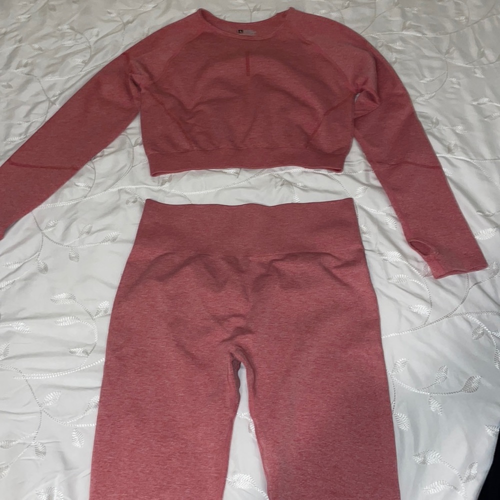 Pink salmon workout set